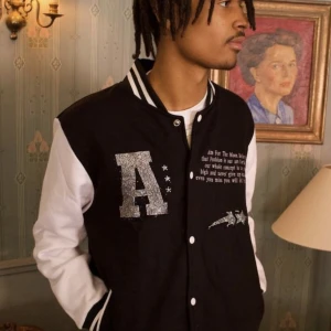 Aim For The Moon Varsity Jacka - Svart vit Rhinestone varsity jacka från Aim for the Moon. Helt slutsåld. Säljer eftersom den var för stor för mig. Strl M men passar mer som en L. Endast testad, skick 10/10