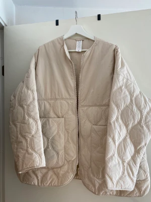 Military liner vit jacka Carin Wester  - Military liner style jacka Quiltad RAY by CW  Har en liten svart fläck som knappt syns där bak, använd bara ett fåtal gånger. Passar oversize!