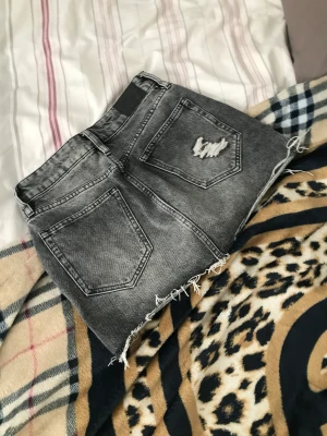Official superdry denimskirt - Knappast använd. Bara suttit i min garderob men jättefin kjol från Superdry. Original pris 660kr säljer den billigt.