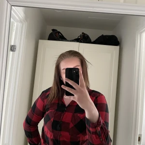 Skjorta - Röd skjorta. Som ny. Storlek 38. Kan mötas upp i Ed och Bengtsfors annars skickas mot fraktkostnad.☺️