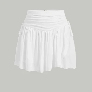 Vit kjol  - Säljer denna vita somriga kjolen från shein då den var för liten på mig 😫 den är alltså helt ny!! Den är inte genomskinlig och den är skön i materialet 🫶 skriv priv för bilder på osv!! Nypriset är 149kr 