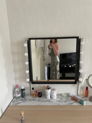 Långklänning  - Långklänning med slits på båda sidor. Helt ny. Storlek L men mer som S/M. Kan mötas upp i Ed och Bengtsfors eller skickas mot fraktkostnad☺️