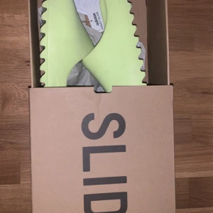 Yezzy slides  - Köpta förra året i London men knappt använda.  Cond 9/10 Säljes då d ej kommer t användning  