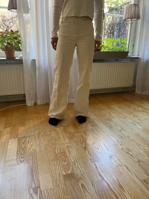 Monki jeans - Jag säljer dessa monki high waist straight leg jeansen eftersom att dem är för små i storlek 24🫶dem har några knappt synliga fläckar, kan skicka bild på det om det behövs. Köparen betalar själv för frakt💕