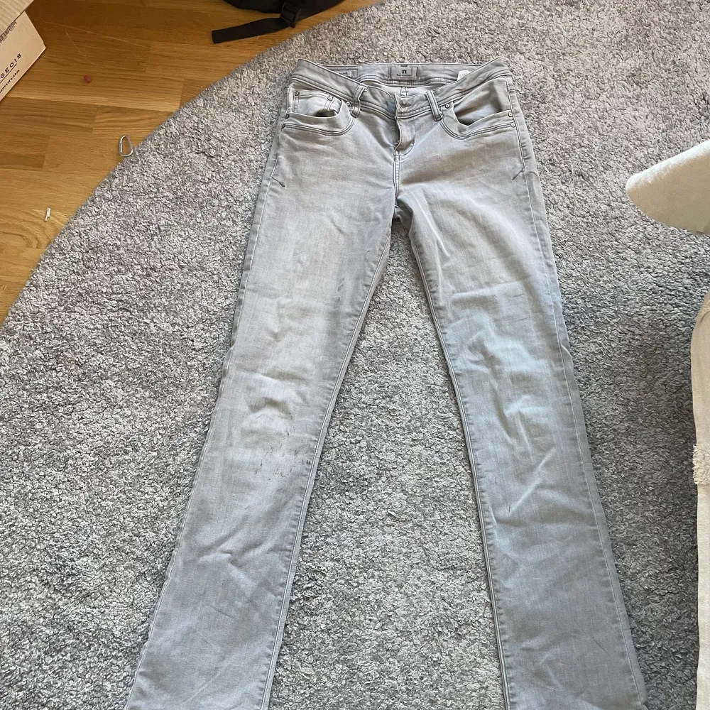 Säljer dessa jeans pga att dom har blivit för små. Dom är ganska andvända därför lite fläckar (se bild 3) men ändå bra skick! Storlek 29/34.. Jeans & Byxor.