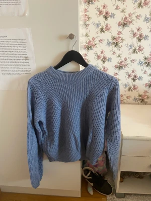 Tröja  - En blå stickad tröja,har andvänd 2 gånger.kost 50kr+25kr frakt 