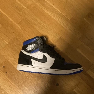 Nike air Jordan 1 royal toe - Hejsan nu vill jag kolla om det är någon som är intresserad av mina 1or har haft dom ett tag men dom är i ganska bra skick! 8-9/10 men börjar tröttna på dom så undra om nån är sugen på helst ett byte men man kan också lägga bud! Hör av dig om frågor!!