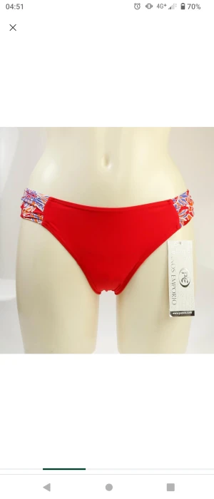 PANOS EMPORIO Bikinitrosa, Storlek 38 - Ny Snygg klassisk bikinitrosa i unik design från Panos Emporio. En skön bikinibrief i mjukt manchesterliknande material.   Märke: PANOS EMPORIO Storlek: 38 Material: 80% Polyamid, 20% Elastan  Ordinariepris: 350 kr