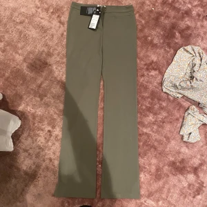 Weekday - Säljer desssa helt nya med prislappen kvar byxor från weekday, straight/bootcut lowwaist i militärgrön. Fett snygga men var tycär för små för mig🥲