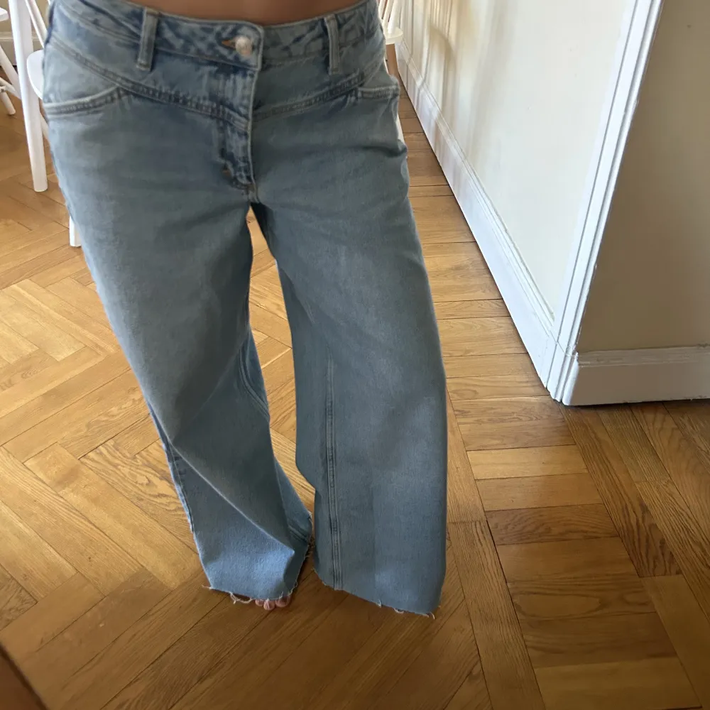 Skitsnygga vida jeans från NA-KD. Aldrig använda. Köp direkt för 300kr eller buda i pm.. Jeans & Byxor.
