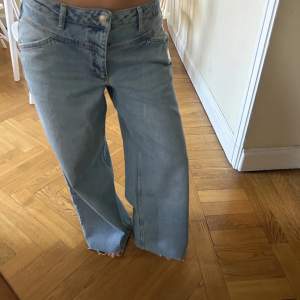 Skitsnygga vida jeans från NA-KD. Aldrig använda. Köp direkt för 300kr eller buda i pm.