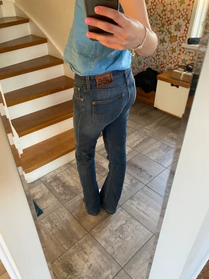 Lee jeans - Säljer dess skitsygga lågmidjade jeans från lee som bara inte kommer till användning💕köpta för ca 700 De har en liten slit längst nere och passar bra i längd på mig som är ca 172