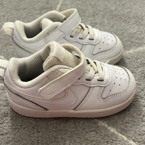 Barnsko nike - Använda men ser ut som ett par hel nya skor, nyskick.