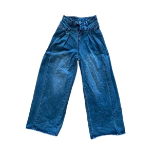 highwaisted jeans - oanvänd i nyskick dm för detaljer! asiatisk L men typ M