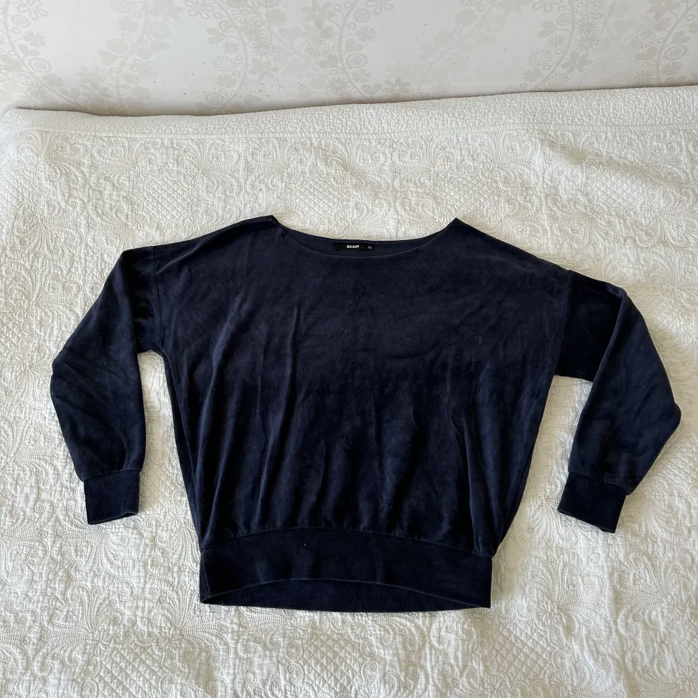 Mörkblå tröja i frotté, bred urringning, från Bik Bok. Välanvänd men i bra skick.  80% cotton / 20% polyester Storlek XS ✨✨✨. Toppar.