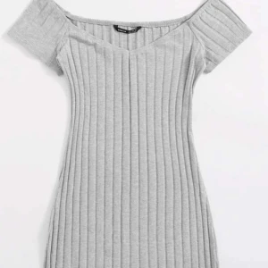 Klänning - En tight klänning som säljs då den är för stor. Är off shoulder. Enbart används någon enstaka gång. Är i storlek S.