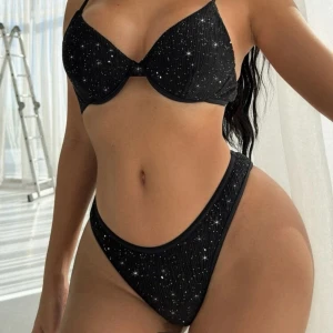 Bikini  - Säljer denna bikini ifrån shein då den var för liten i bysten, fortfarande i original förpackning endast testad helt oanvänd. (Liten i storleken) 