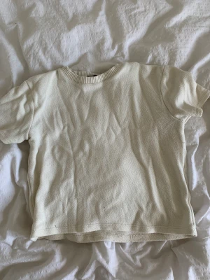 Stickad topp - Stickad topp andvänt fåtal gånger o kontakta mig vid eventuella frågor ☺️