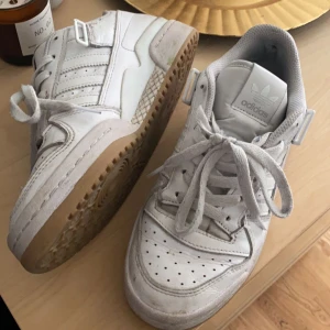 Adidas low forum - Ganska använda men kommer tvätta de ifall någon köper❤️storlek 38.5 Har ej kvitto eller box tyvärr❤️