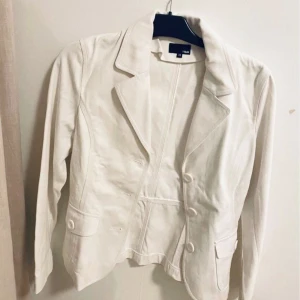 Vit kavajliknande jacka - En vit kavajliknande jacka som är i jeansmaterial. Passar bra till vår och sommar. Endast använd ett fåtal gånger.   Finns att hämta i Göteborg eller så kan jag skicka via frakt. 