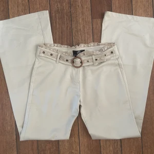 Ascoola lågmidjade byxor - Köpta second hand. Rätt så långa. Låg midja. Det står ingen storlek. Dom är för små för mig och jag har storlek 40 så tippar på strl 38.