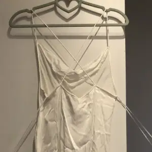Kort vit fake-satin klänning  (Är lite större utdragen/på än hur den ser ut på galjen)