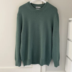 Stickad tröja/knitwear - Stickad tröja från ZARA i strl L. Använd några fåtal gånger. Passformen är avslappnad och åt oversize hållet. Tröjan har inga fläckar eller annat avvikande. Nypris ligger på 399kr. Hör av dig vid intresse!