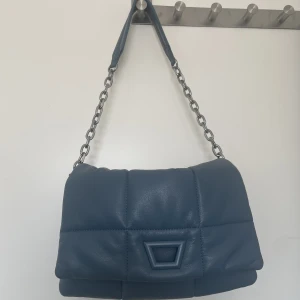 Zara väska - Säljer min jättefina väska från Zara då den inte har kommit till användning. Använt ett fåtal gånger men inget som syns💕 Tror inte väskan går att köpa mer. Köpte för 399. Pris kan diskuteras 