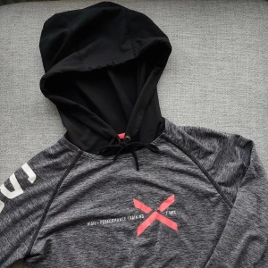 Tunn hoodie  - Tunn hoodie som passar till träning likväl som till vardags. 