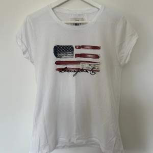 Vit t-shirt med tryck från Lexington. Använd fåtal gånger. 100% cotton Storlek XS ✨✨✨
