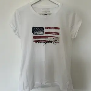 Vit t-shirt med tryck från Lexington. Använd fåtal gånger. 100% cotton Storlek XS ✨✨✨