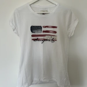 Lexington t-shirt  - Vit t-shirt med tryck från Lexington. Använd fåtal gånger. 100% cotton Storlek XS ✨✨✨
