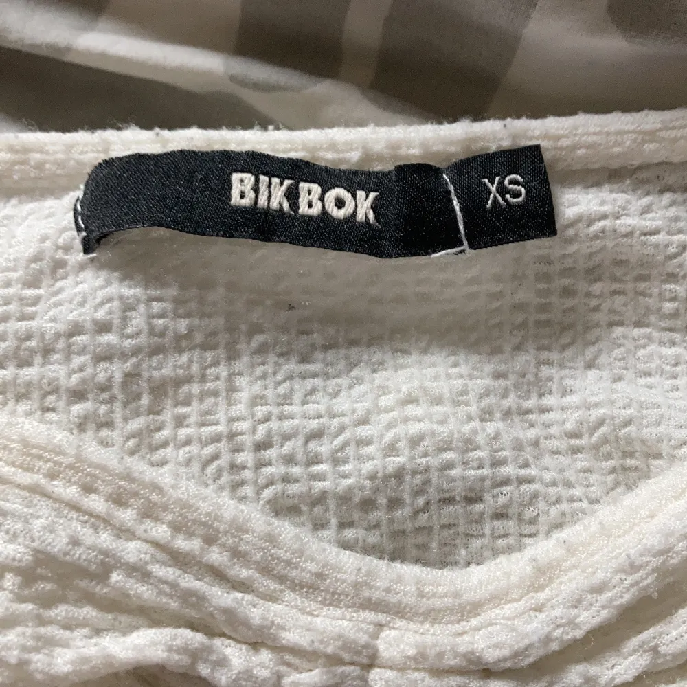 En blus från Bikbok för några år sedan. Den är i storlek ex S och säljer den för att den är för liten och inte riktigt min stil längre. Den är i bra skick och har används ganska många gånger.Du kan pruta.. Blusar.