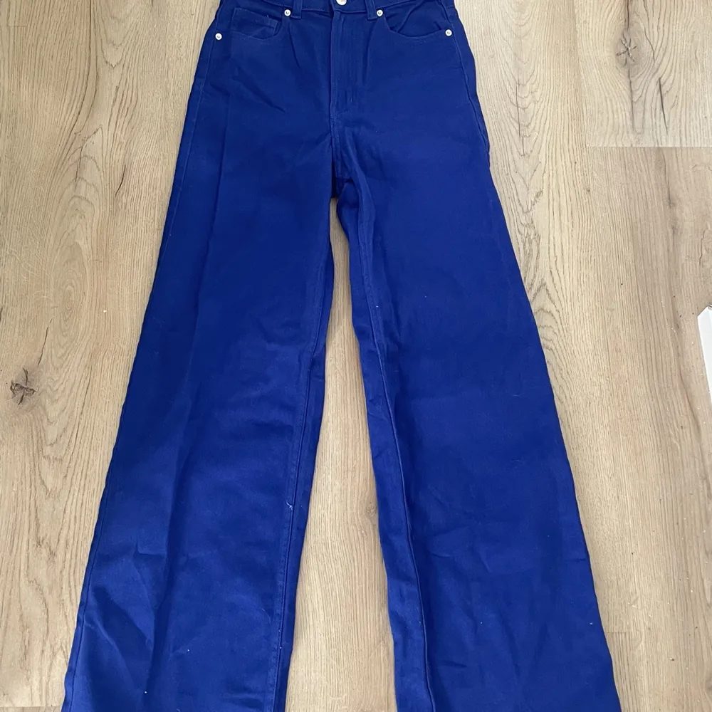 Säljer nu ett par mörk blåa high waist jeans då dom är helt oanvända och vill bara inte ha dom kvar.. Jeans & Byxor.