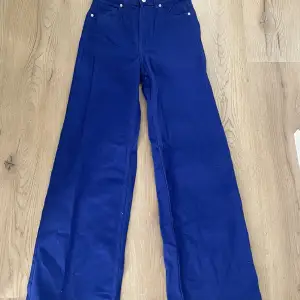 Säljer nu ett par mörk blåa high waist jeans då dom är helt oanvända och vill bara inte ha dom kvar.