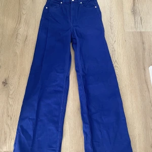High waist jeans  - Säljer nu ett par mörk blåa high waist jeans då dom är helt oanvända och vill bara inte ha dom kvar.
