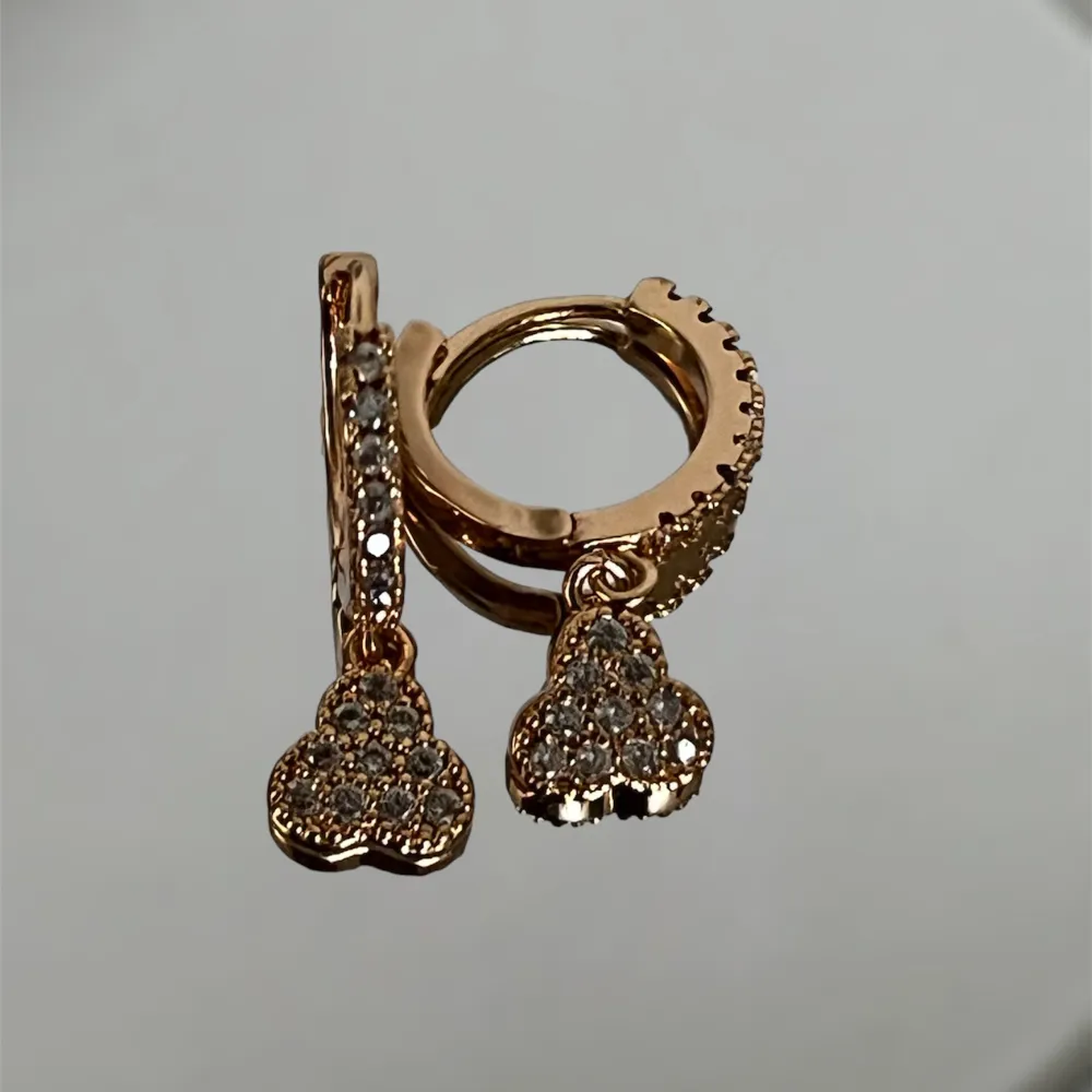 Clover diamond guld örhänge köpt i Dubai säljs för 50 🤍 Små 2cm! Pläterad . Accessoarer.