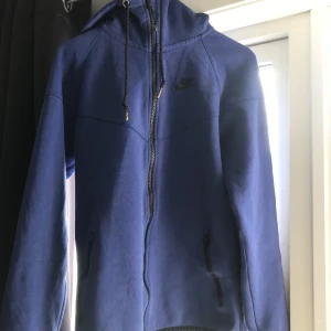 Nike tech fleece( gammal version) - Säljer då jag behöver lite pengar. Finns små tecken på användning ❤️
