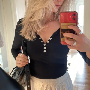 Svart långärmad tröja. - Säljer denna svarta långärmade tröjan i ribbat material då den är för liten för mig i armarna. Tveka inte att fråga om fler bilder eller något annat! Köparen står för frakt 🚚💗