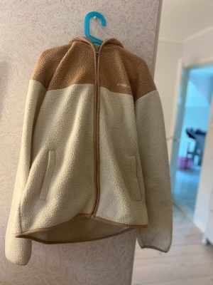 Jacka  - En tunn jacka i storlek 146-152. Jag köpte den för 450kr och säljer den för 200kr plus eventuellt frakt. Den är i bra skick 