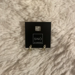 Örhängen från SNÖ - Små söta ringar från Snö of Sweden aldrig använda. Påse medföljer😊😊