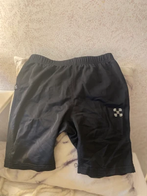 Shorts - Ett par tränings shorts i bra skick. Jag köpte dom för 299kr och säljer dom för 100kr plus frakt 