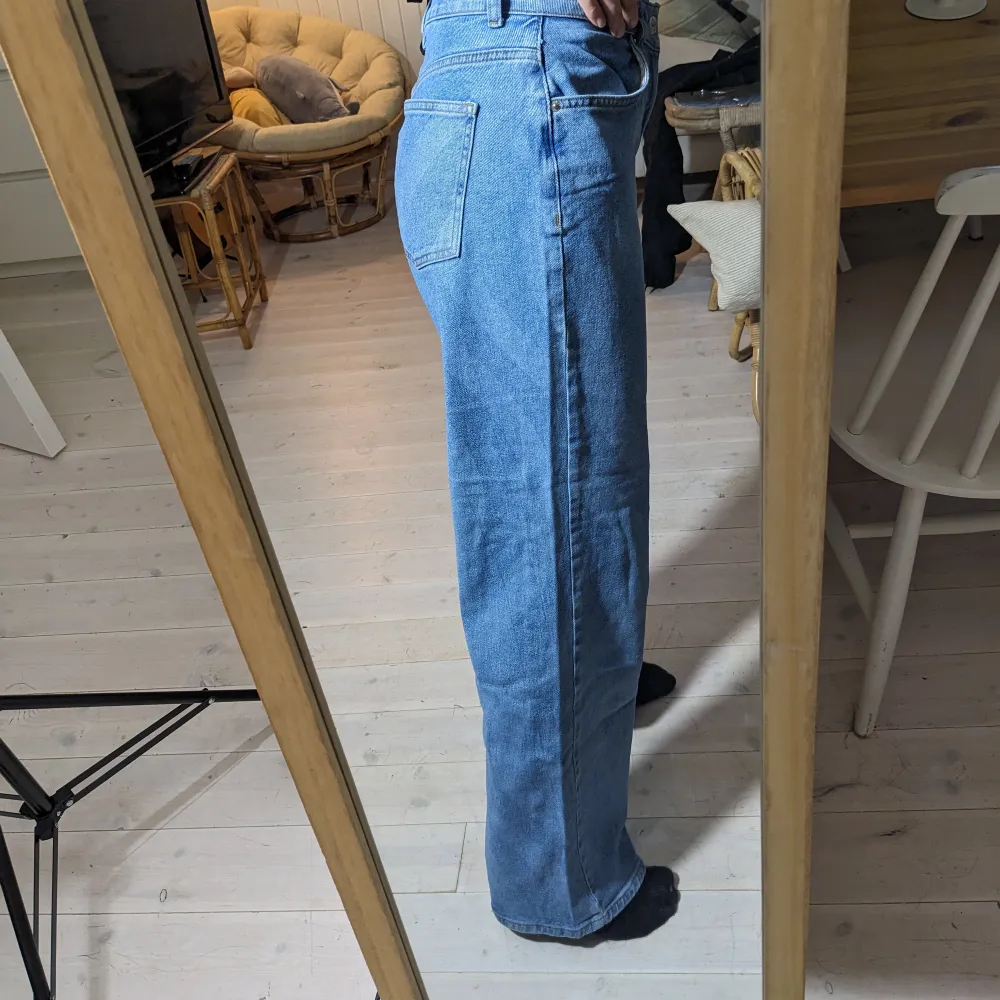 Svinsnygga mönstrade jeans! Lite baggy modell! Bild 1&2 lånade! Oanvända av mig och i jättebra skick! . Jeans & Byxor.