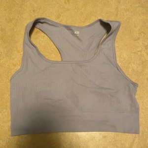 Sportbh - Träningstopp från H&M i bra skick, går att stoppa in pads men kommer inte med när man köper