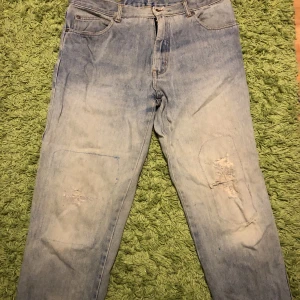 Baggy jeans  - Ett par jeans med styngen runt knäna:)kontakta gärna innan köp🫶🏻