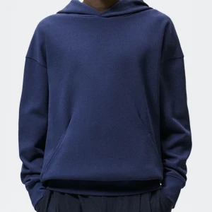 Hoodie - Säljer denna sjukt snygga hoodien, nyskick! Älskar passformen. Skickar fler bilder om du är intresserad. Frakt står köparen för❤️