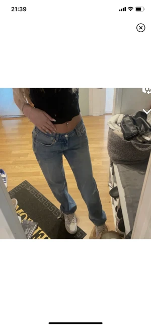 Straight jeans - Straight jeans lowwaist jättefint skick strlk 34💗Pma för fler frågor🌺