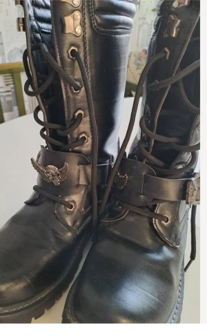 Riktigt coola kängor med dödskalle detalj på - Riktigt coola kängor med kedja och dödskalle detaljer på. Är storlek 38. Säljer på grund av att det inte är min stil.Felköp.De är bruna.Endast använda 2 gånger. Ligger ute på fler sidor.Priset kan diskuteras vid snabb affär.Tar swish.