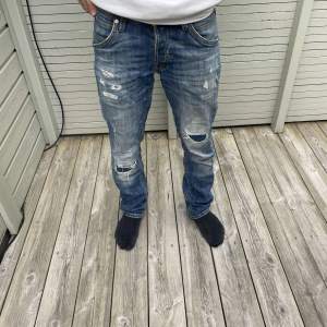 Sköna ripped jeans Skick 9/10 
