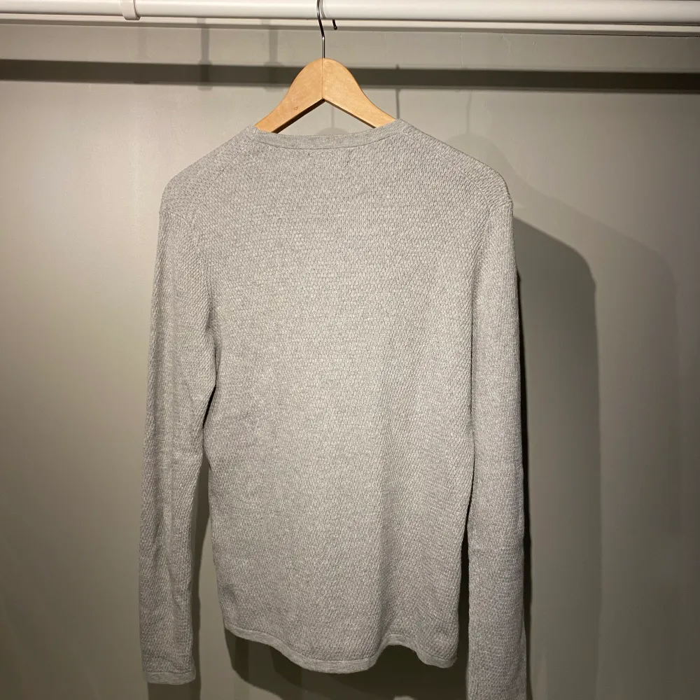 Säljer en sjukt fet Massimo Dutti tröja som är i helt NYSKICK. Använd en gång. Skick 10/10. Storlek S. Nypris: 1000kr, mitt pris: 349kr, prutbart! Kontakta vid intresse! MvH Liam. Tröjor & Koftor.